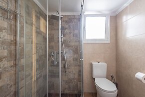 Kastella Waves Chic 2-bedroom Getaway w sea View