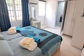 2 Bed Villa - Sleeps 5 - Private Pool & Garden