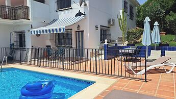 2 Bed Villa - Sleeps 5 - Private Pool & Garden