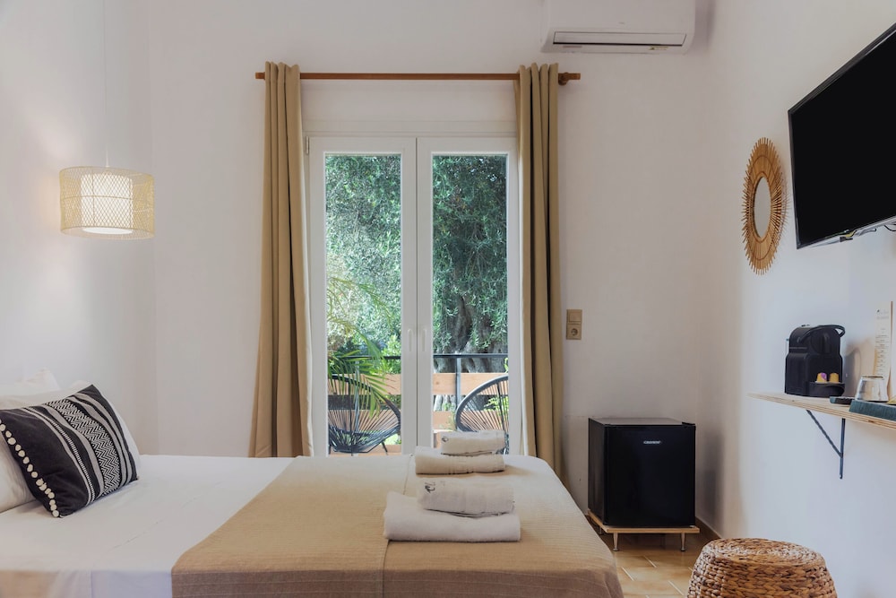 BOHOTEL Messonghi - Designer's Hotel
