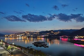 Hualuxe Chongqing Wushan by IHG
