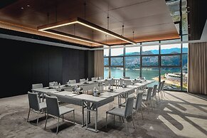 Hualuxe Chongqing Wushan by IHG