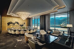 Hualuxe Chongqing Wushan by IHG