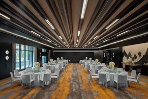 Hualuxe Chongqing Wushan by IHG