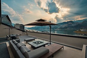 Hualuxe Chongqing Wushan by IHG