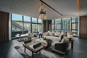 Hualuxe Chongqing Wushan by IHG