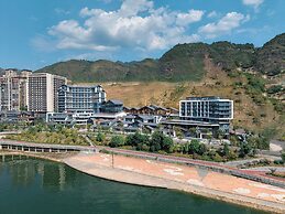 Hualuxe Chongqing Wushan by IHG