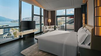 Hualuxe Chongqing Wushan by IHG