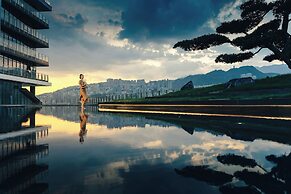 Hualuxe Chongqing Wushan by IHG