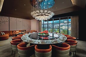Hualuxe Chongqing Wushan by IHG