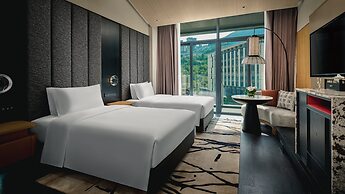 Hualuxe Chongqing Wushan by IHG