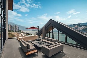 Hualuxe Chongqing Wushan by IHG