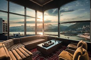 Hualuxe Chongqing Wushan by IHG