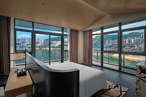 Hualuxe Chongqing Wushan by IHG