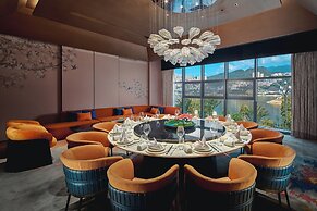 Hualuxe Chongqing Wushan by IHG