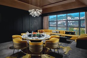 Hualuxe Chongqing Wushan by IHG