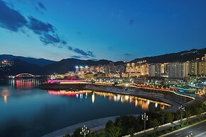 Hualuxe Chongqing Wushan by IHG