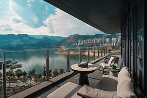 Hualuxe Chongqing Wushan by IHG