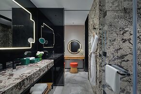 Hualuxe Chongqing Wushan by IHG