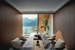 Hualuxe Chongqing Wushan by IHG