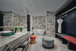 Hualuxe Chongqing Wushan by IHG