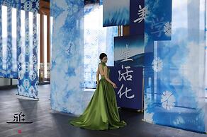 Hualuxe Chongqing Wushan by IHG