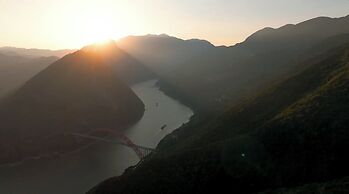 Hualuxe Chongqing Wushan by IHG