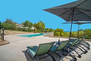 10-guest Beachfront Villa in Mallorca