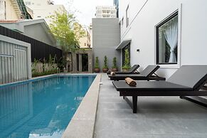 F L G Hotel