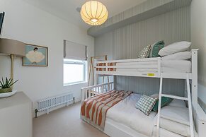 Modern 2-bed Apartment - Sleeps 6 - Seafront View