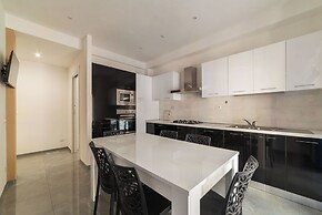 JOIVY Delightful 3-bed Flat with Balcony