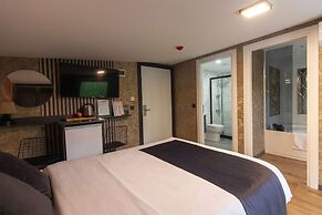 Nomad Hub Istanbul Suit