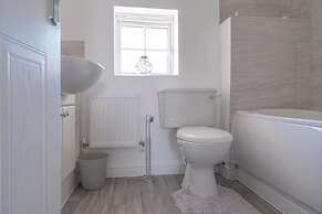 Sleeps 5 - Private Garden- Free Parking