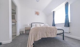 Sleeps 5 - Private Garden- Free Parking