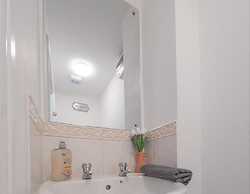 Sleeps 5 - Private Garden- Free Parking