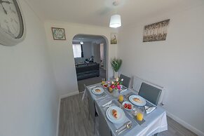 Sleeps 5 - Private Garden- Free Parking