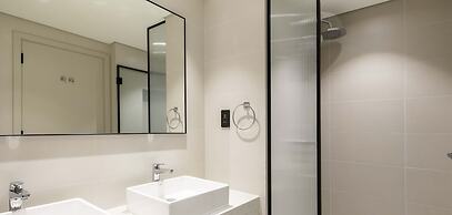 LUX The Marina Vista Beachfront Suite 2