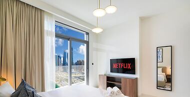 LUX The Marina Vista Beachfront Suite 2