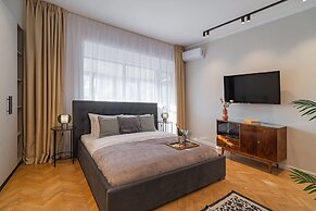 Vibrant & Spacious 3BR Condos on Amzei Square