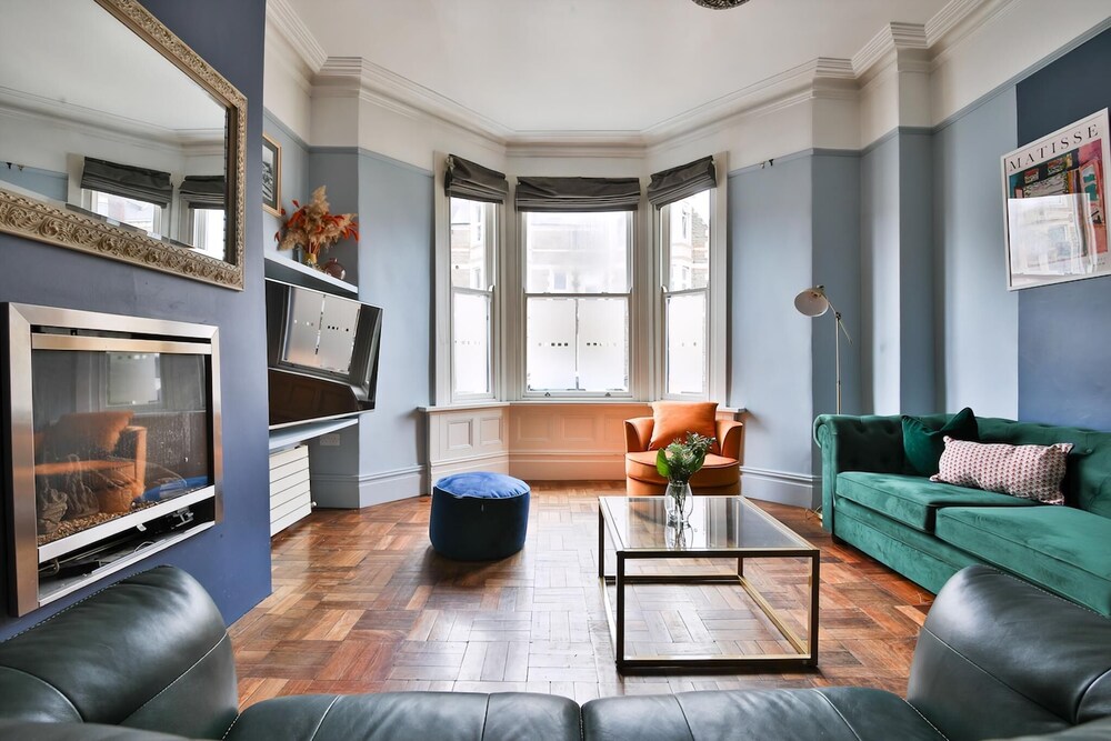 4 Bed House with Pool Table & Parking