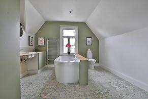 4 Bed House with Pool Table & Parking