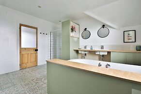 4 Bed House with Pool Table & Parking