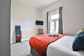 4 Bed House with Pool Table & Parking