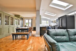 4 Bed House with Pool Table & Parking