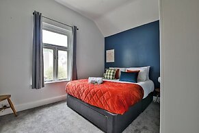 4 Bed House with Pool Table & Parking