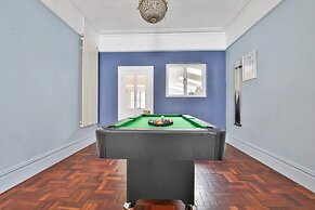 4 Bed House with Pool Table & Parking