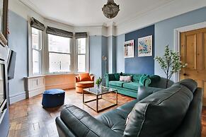 4 Bed House with Pool Table & Parking