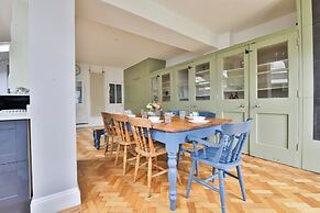 4 Bed House with Pool Table & Parking