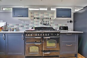 4 Bed House with Pool Table & Parking