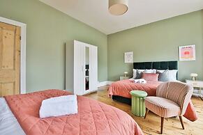 4 Bed House with Pool Table & Parking